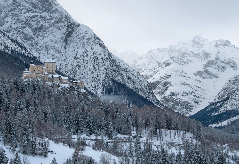Schloss Tarasp, Scuol - Eines der imposantesten Schlösser Graubündens
